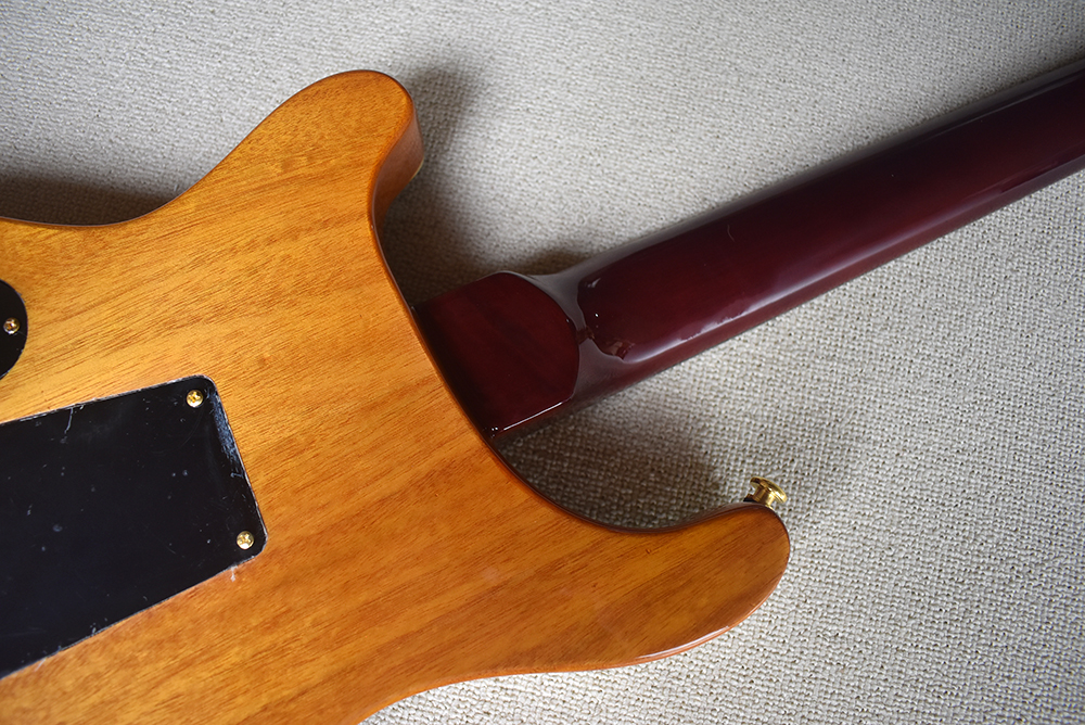La chitarra elettrica verde scuro personalizzata di fabbrica con l'impiallacciatura di acero fiammato della tastiera in palissandro con hardware dorato può essere personalizzata