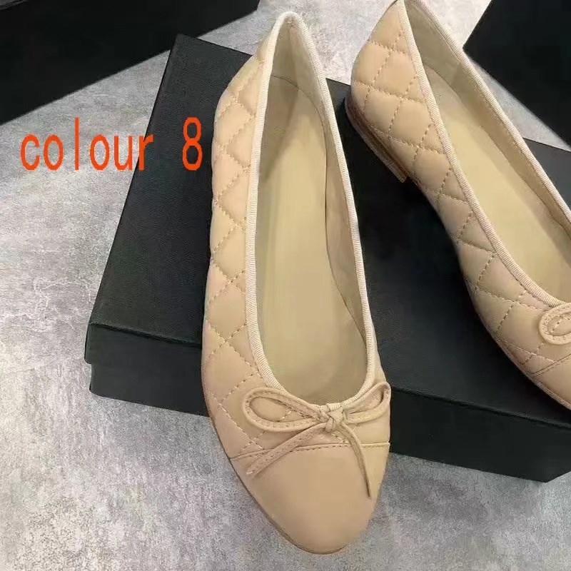 Sapatos de vestido de grife primavera e outono 100% couro de vaca laço letra balé sapatos de dança moda feminina preto sapato barco liso senhora couro trample preguiçoso mocassins 35--42com caixa