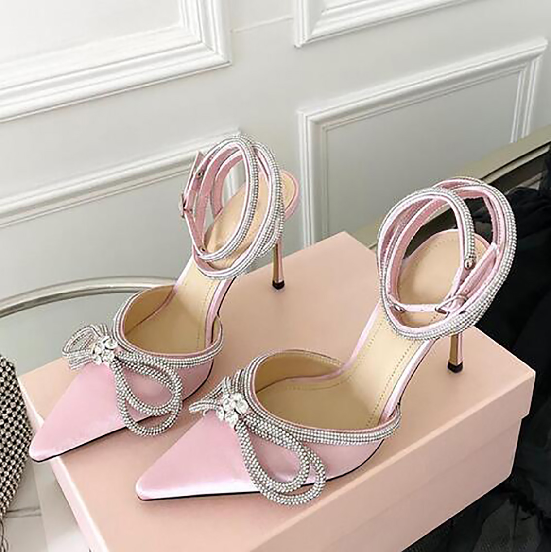 Women's Crystal Bow Sandals Designer Leather Sole Diamond Chain Decoration High Heels Women's Rose Red Silk Wedding Sexy Shoes Large 35-42