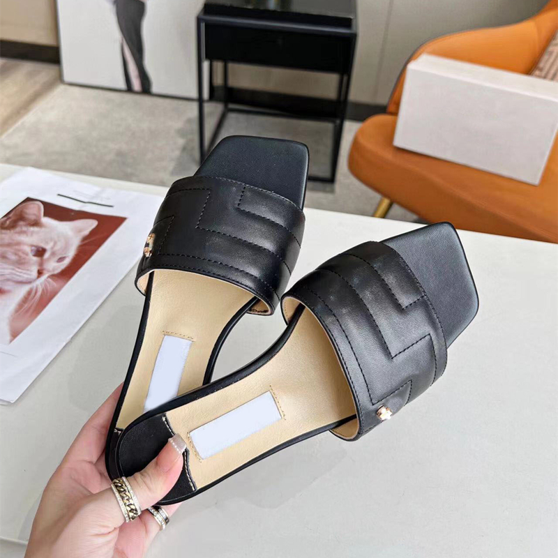 2023 nya damtofflor designer toppskikt läder mode matchande platt klack casual sexiga temperament sandaler 35-43 yards