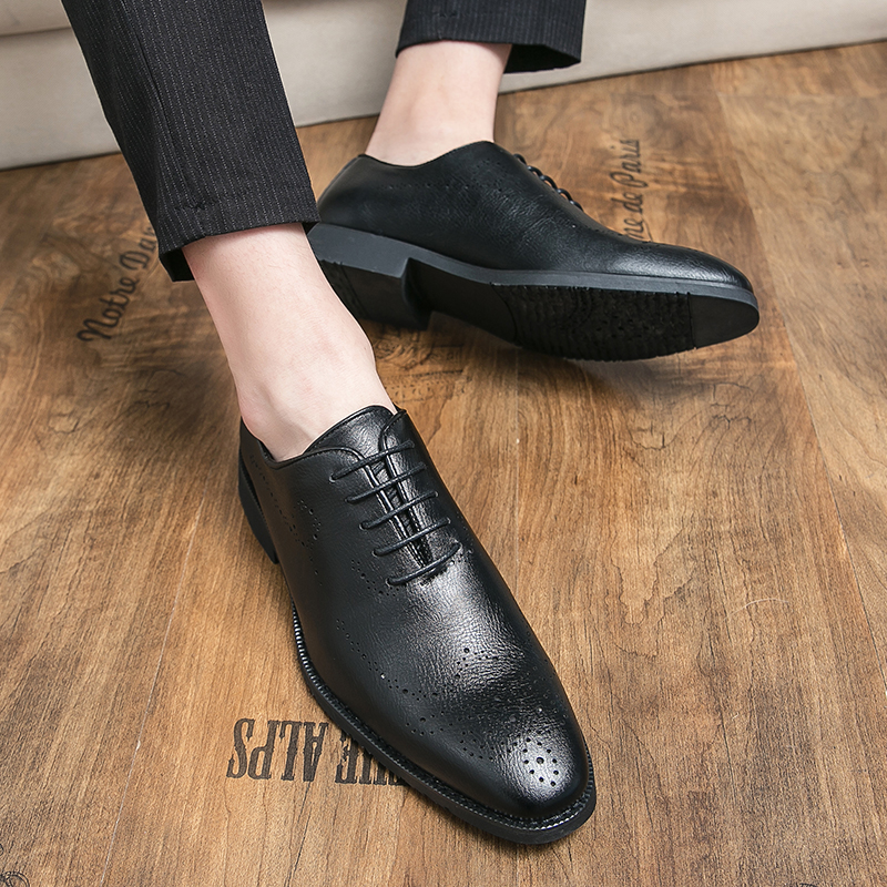 Des chaussures végétaliennes oxford pointues poinçaient les coups de pouce pour hommes de la mode.