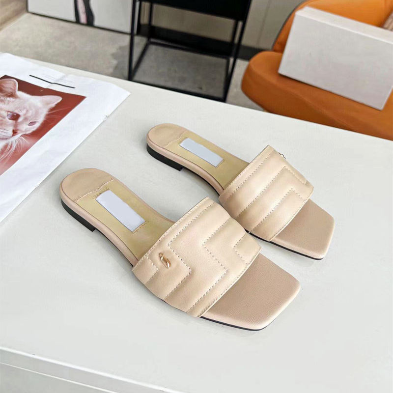 2023 Nouvelles pantoufles pour femmes Designer Top Layer Cuir Cuir Fashion All-Match Talons plats Sandales de temp￩rament sexy d￩contract￩ 35-43 yards