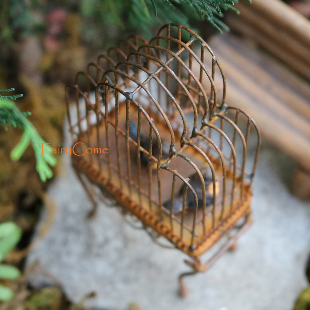 Outra decoração de casa em miniatura enferrujada gaiola de pássaro com pássaros rústicos vintage pássaro casas metal artesanato ornamentos de fada de fada decoração acessórios 221007