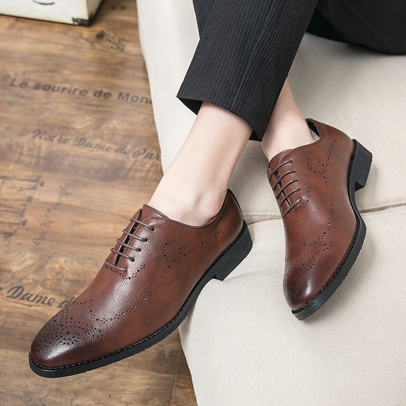 Des chaussures végétaliennes oxford pointues poinçaient les coups de pouce pour hommes de la mode.