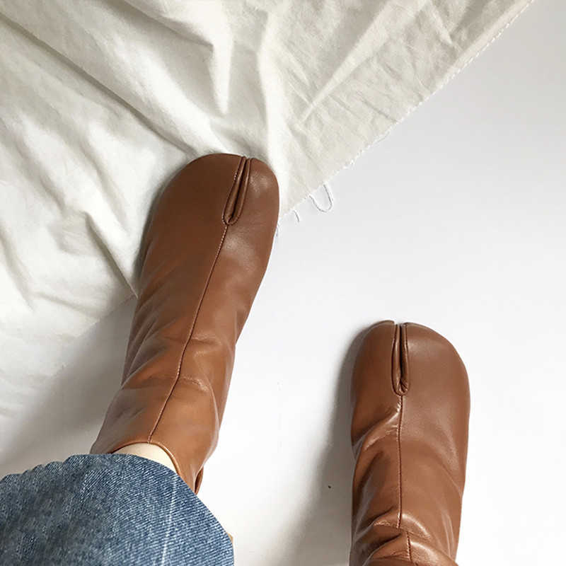 Boots 2022 جديد تصميم العلامة التجارية أزياء تقسيم أخمص القدمين الحقيقيين نساء من الجلد مكتنزة جولة عالية الكعب الشتاء Tabi أحذية قصيرة 220901