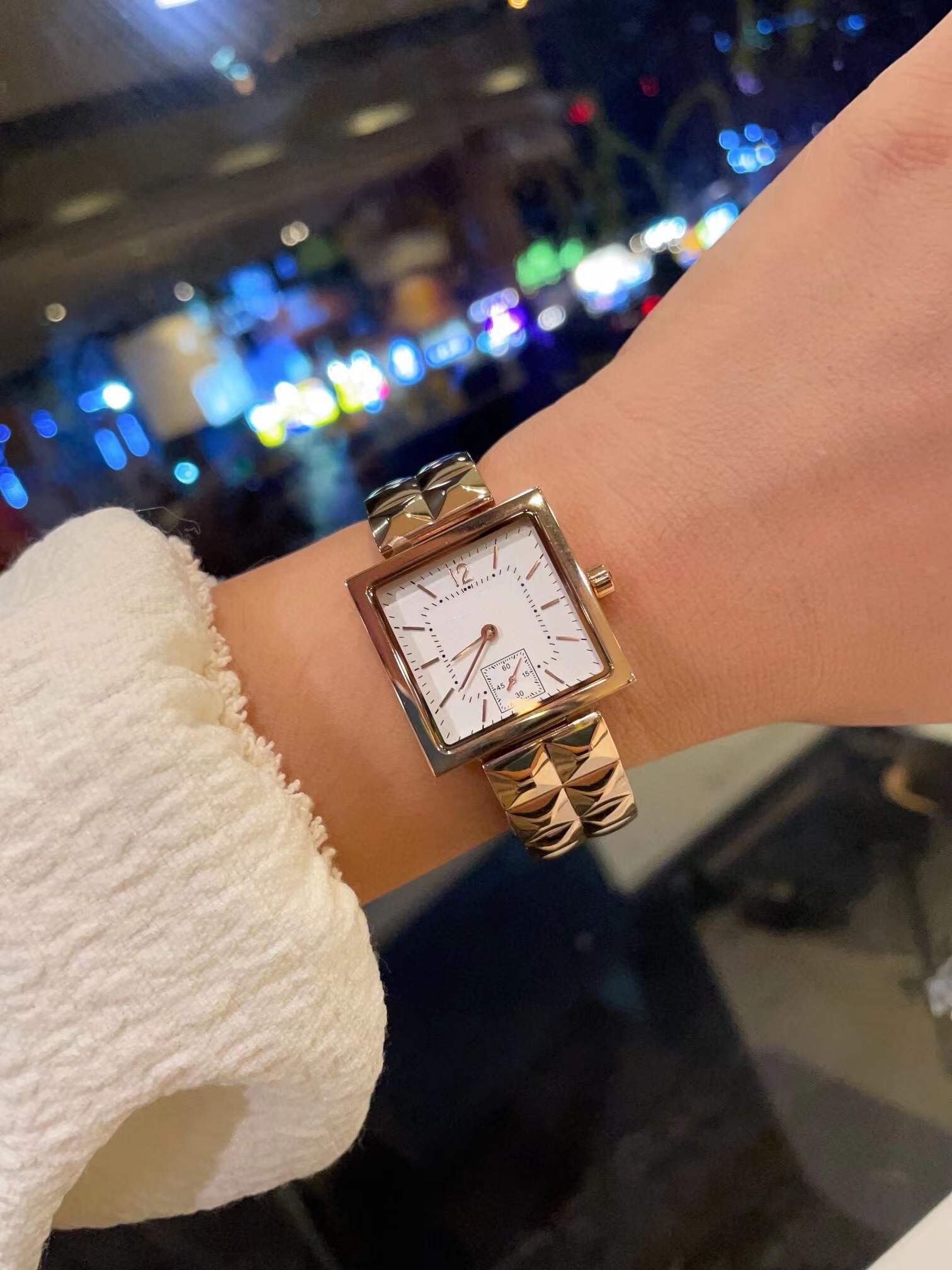Nieuwe klassieke geometrische vierkante horloges Vintage Silver Quartz PolsWatch Women Number Stopwatch Lady roestvrijstalen riem vrouwelijke klok