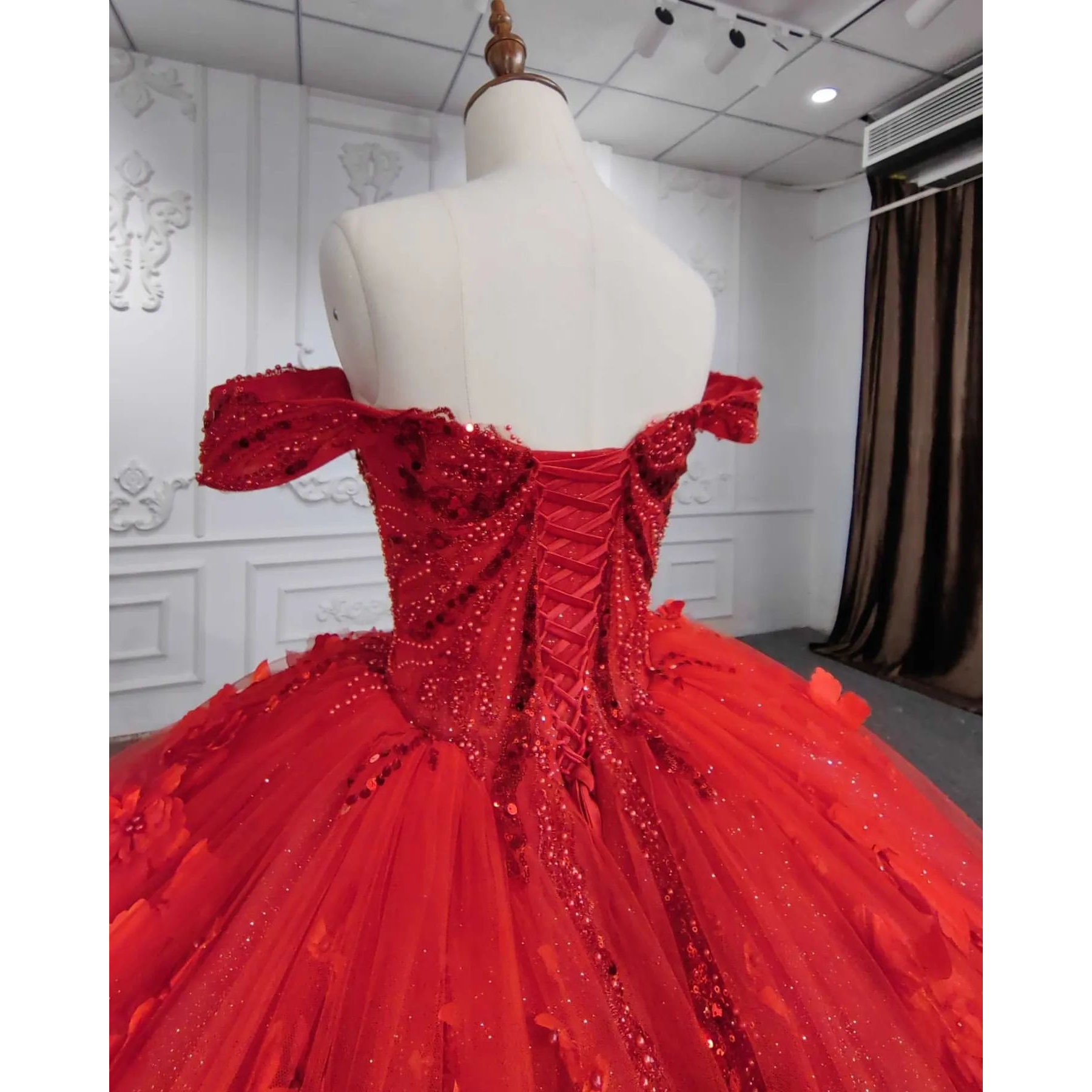 Abiti da ballo di lusso rosso Quinceanera abiti da ballo Appliques 3D Fiori perle con paillettes Vestidos de 15 Abito da ballo di compleanno Anos