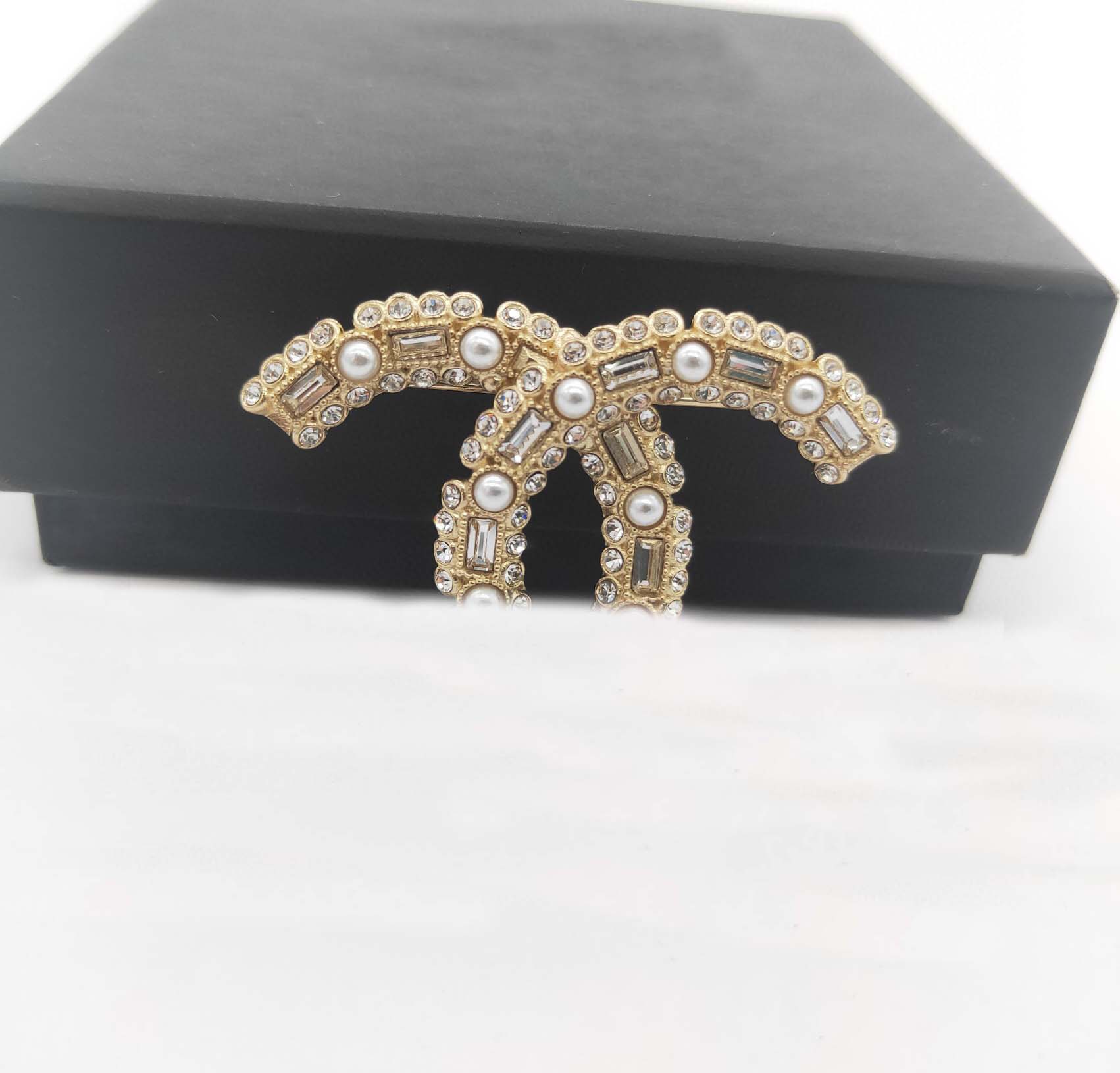 2022 broche de charme de qualidade de luxo design simples com diamante brilhante banhado a ouro 18k tem caixa selo PS7298A293u