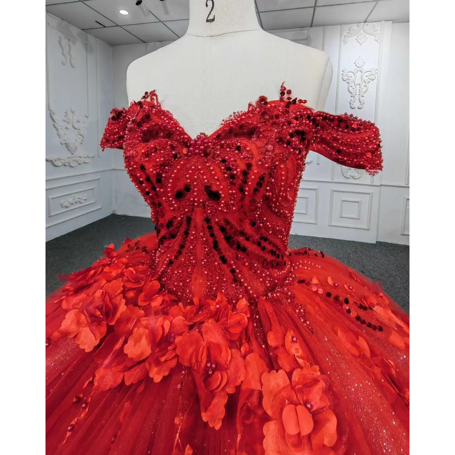 Abiti da ballo di lusso rosso Quinceanera abiti da ballo Appliques 3D Fiori perle con paillettes Vestidos de 15 Abito da ballo di compleanno Anos