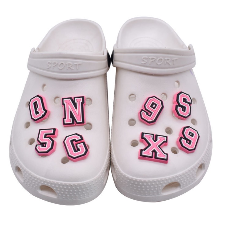 Fashion Shoe Halloween Charms Dekoracja buty Bugi Pinsy Buttons Pink English Capital Letters Numer Kids Party 2297729