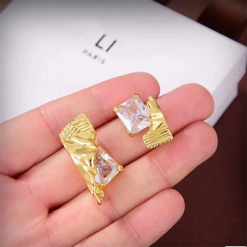 Boucles d'oreilles pendantes de créateur Lady Stud Oreads Luxury Pearl Diamond Gold Personalité de mariage Jewelry306i