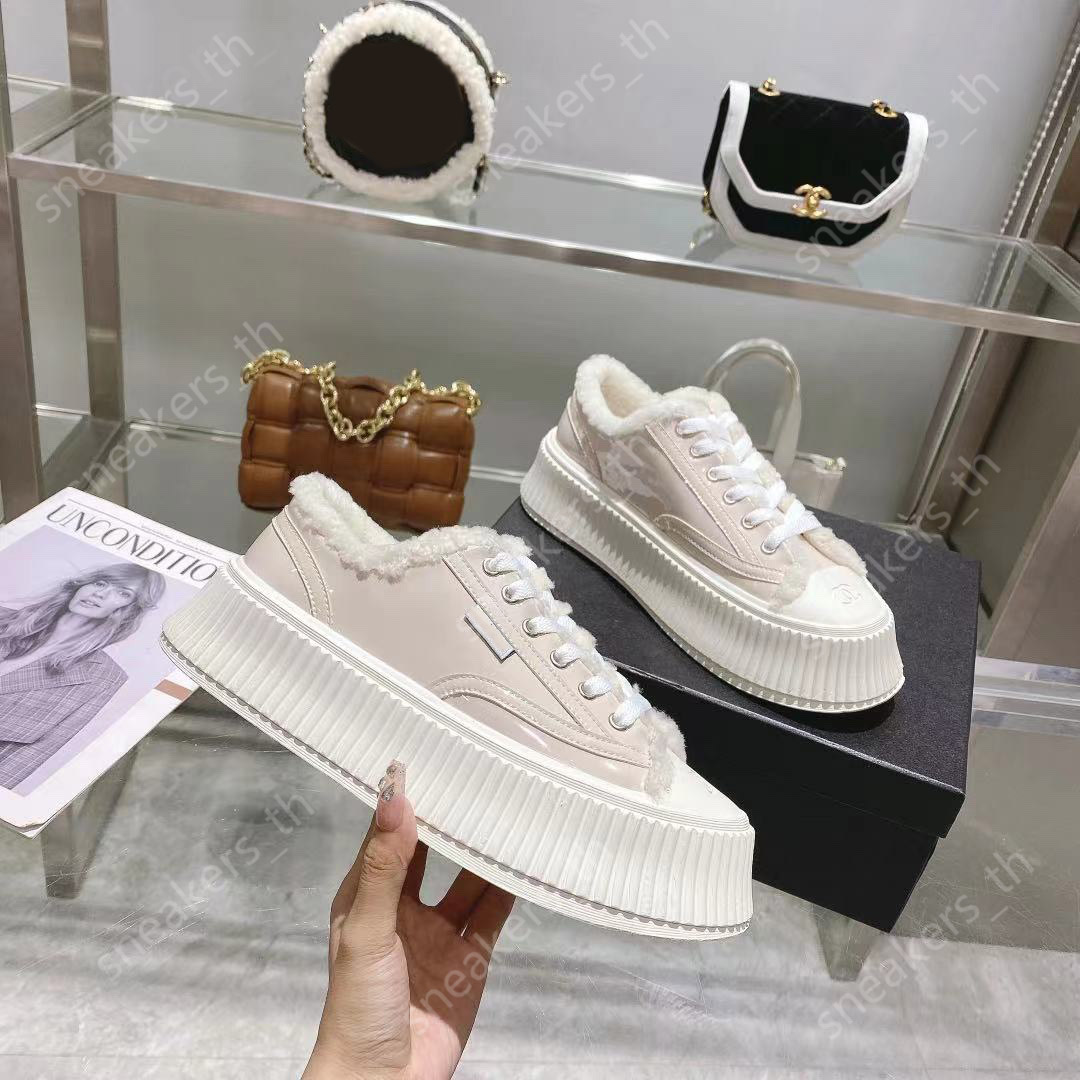 Scarpe casual da donna in lana Sneakers in peluche con lacci Comode scarpe da ginnastica con suola spessa Stivali firmati con racchette da neve pelose in pelliccia invernale calda da donna