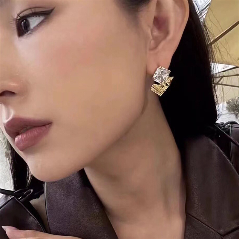 Boucles d'oreilles pendantes de créateur Lady Stud Oreads Luxury Pearl Diamond Gold Personalité de mariage Jewelry306i