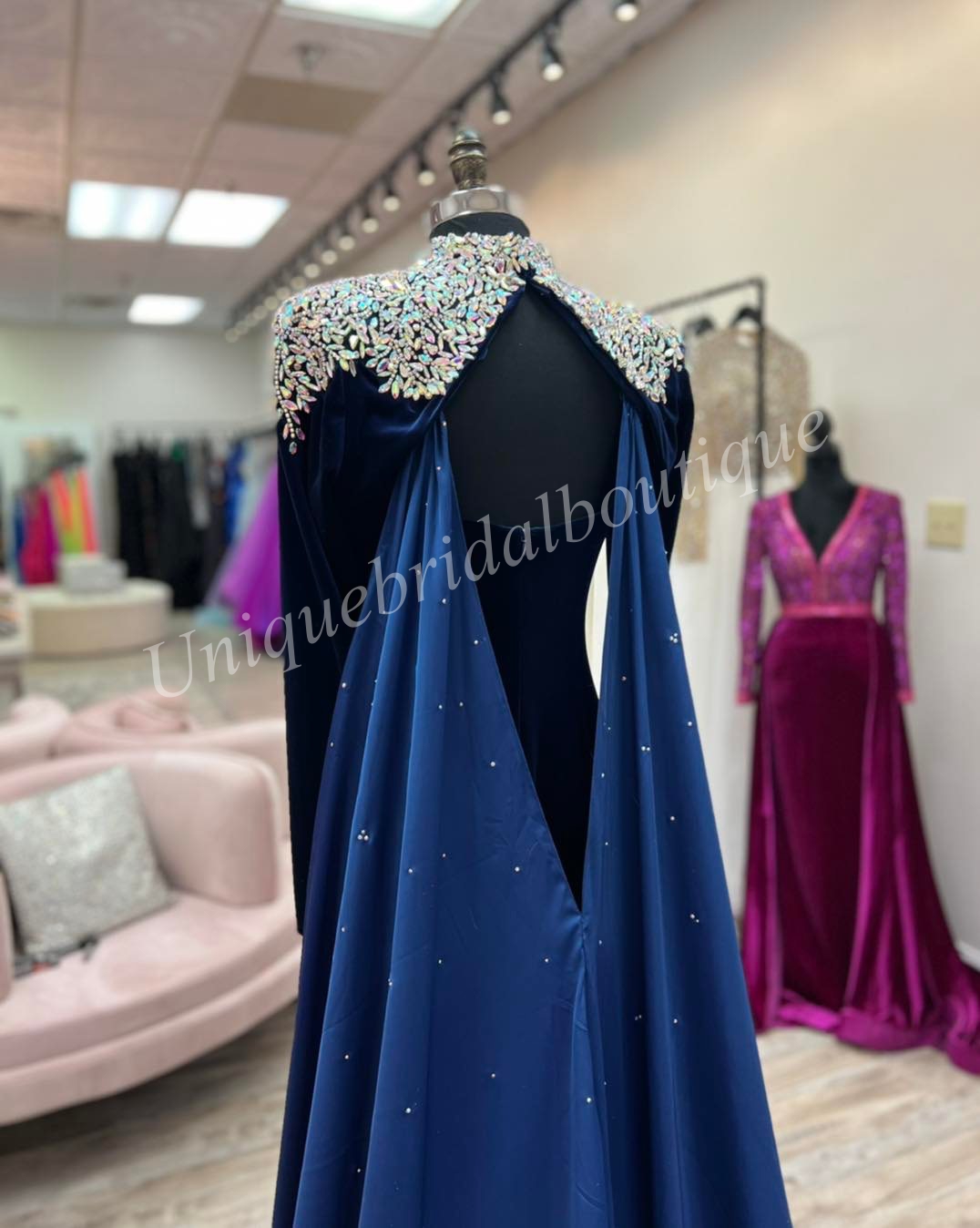 Abito da ballo in velluto 2023 con mantella in chiffon a maniche lunghe da sera formale abito da festa di nozze corte invernale sfilata di gala passerella tappeto rosso aderente cristallo blu navy reale rosso