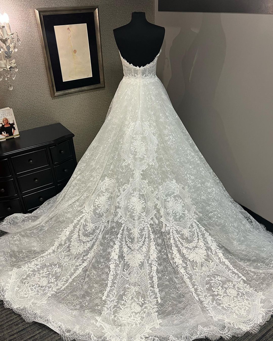 Robe de mariée Junoesque Matte sans bretelles sans bretelles Empire avec des appliques de train en dentelle plus de taille plus taille