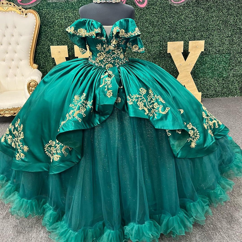 2023 Vintage Charro Quinceanera Elbiseler Meksika Teması Altın İşlemeli Fırfır Balo Koyukları Katmanları Etek Kısa Kollu Tatlı 15 Tatlı 16 Kızlar Prom