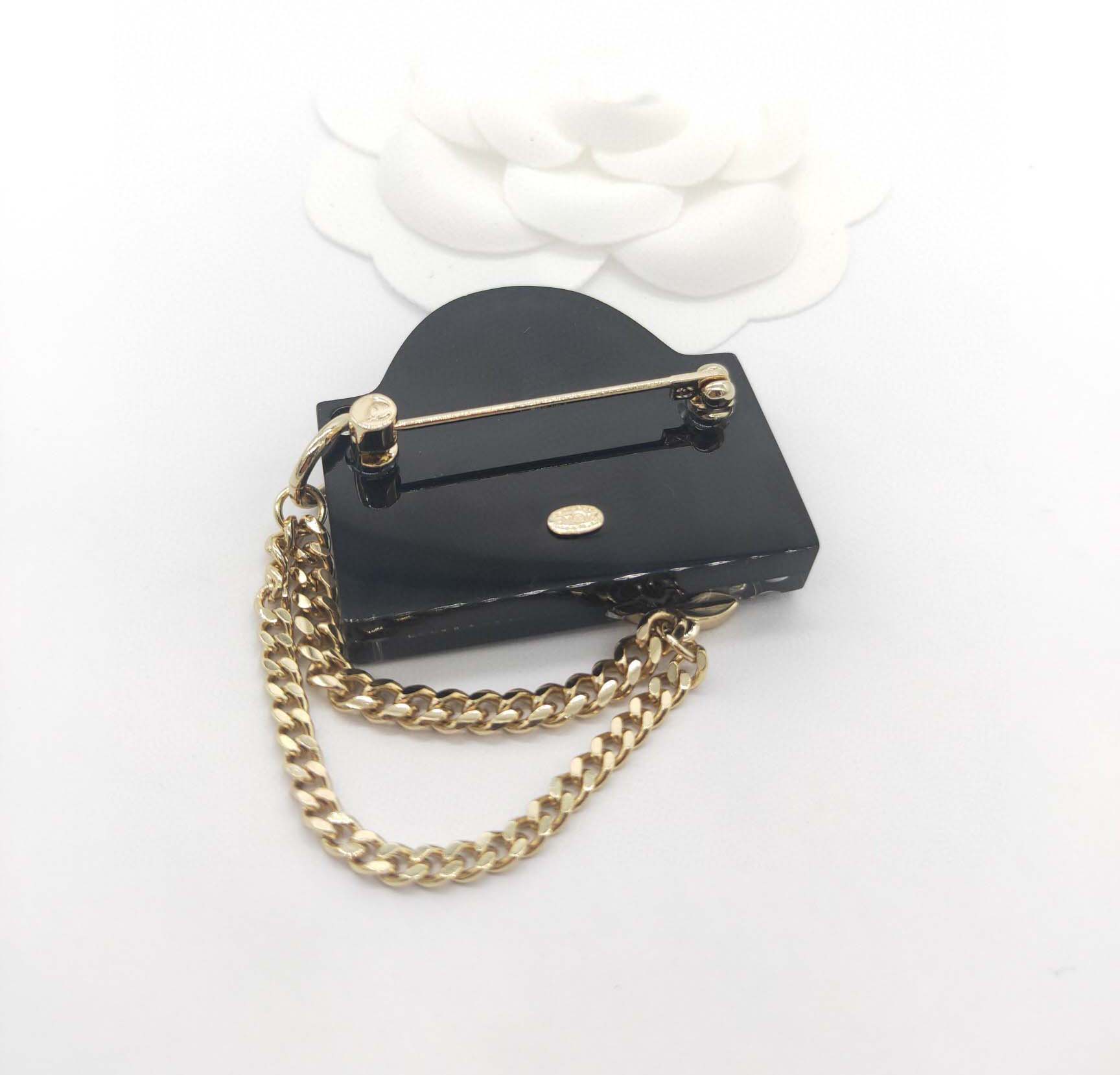 2022 Broche de sac à main de charme de qualité de luxe avec un design de couleur noire et un diamant scintillant en plaqué or 18 carats avec tampon de boîte PS7313A287e