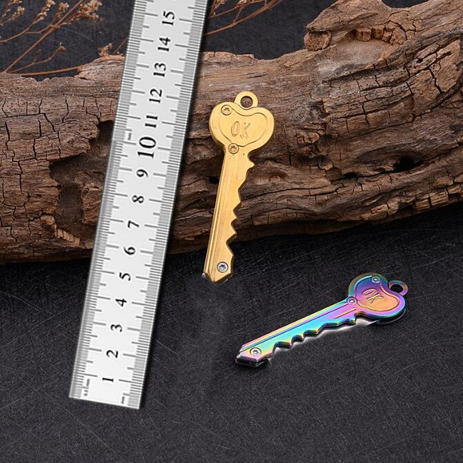 9 färger Mini Folding Heart Keychain Pendant OK Key Shape Pocket Knife Outdoor Survival Tool Defense Keychain