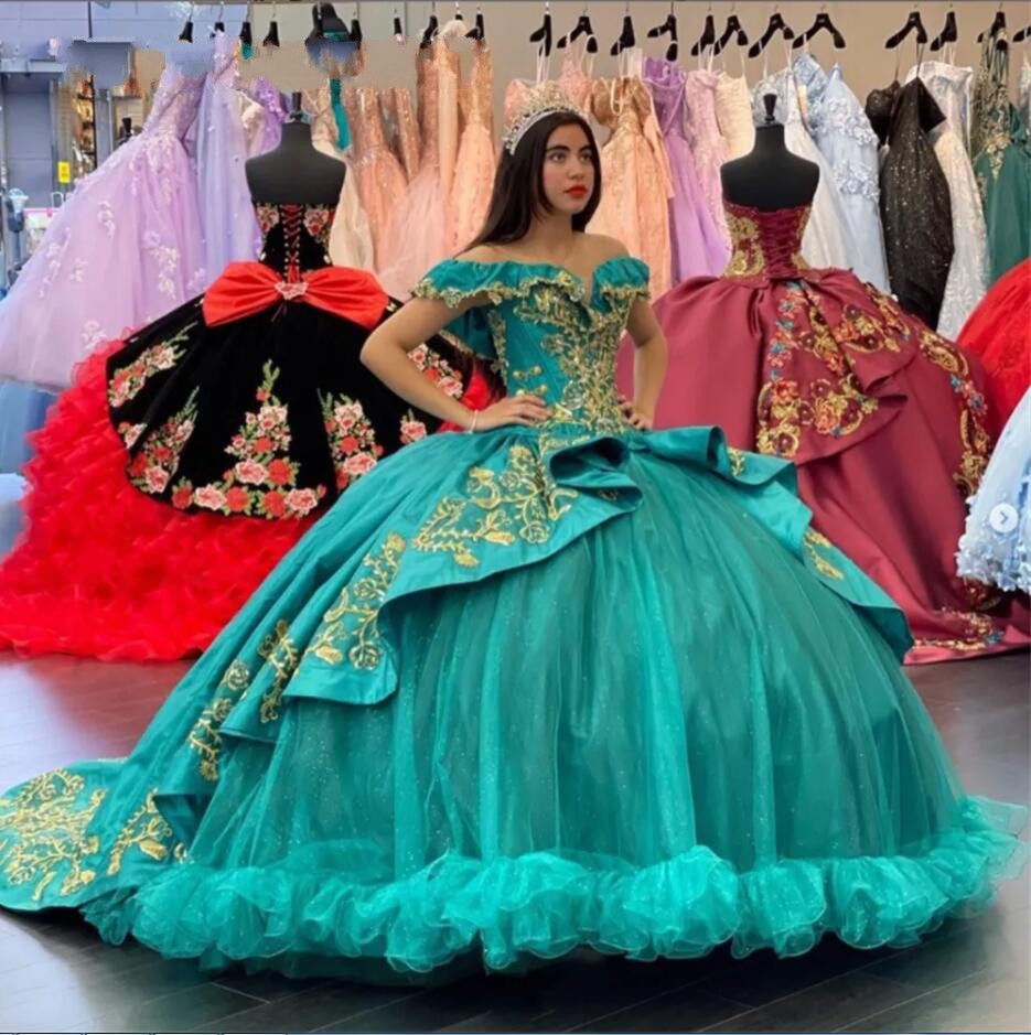 2023 Vintage Charro Quinceanera Elbiseler Meksika Teması Altın İşlemeli Fırfır Balo Koyukları Katmanları Etek Kısa Kollu Tatlı 15 Tatlı 16 Kızlar Prom