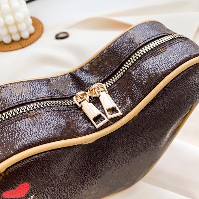 العلامة التجارية Love Shape جميلة حقيبة الكتف النسائية طباعة 23SS Fashion Handbag Grils Wallet 23x18x7cm