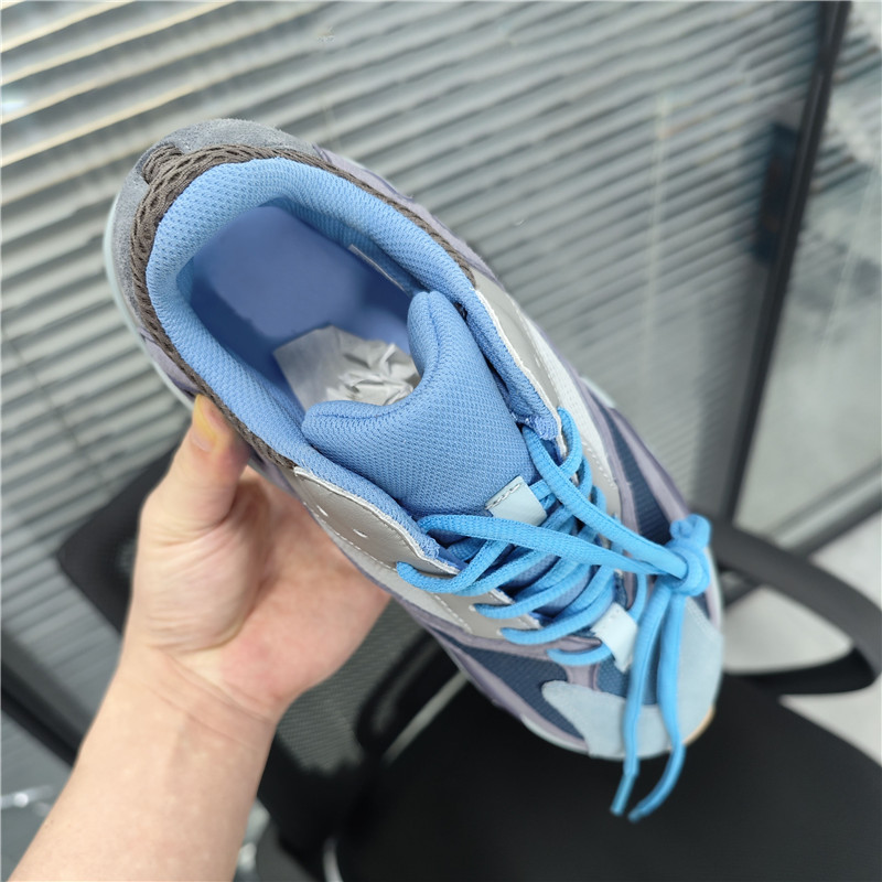 Met doos 700 V1 V2 Mens Running Shoes West Reflective Hi-Res Carbon Blue Red Faded Azure Enflame Amber Sun OG Solid Gray Inertia Mauve Cream Salt Women Designer Sneakers Sneakers