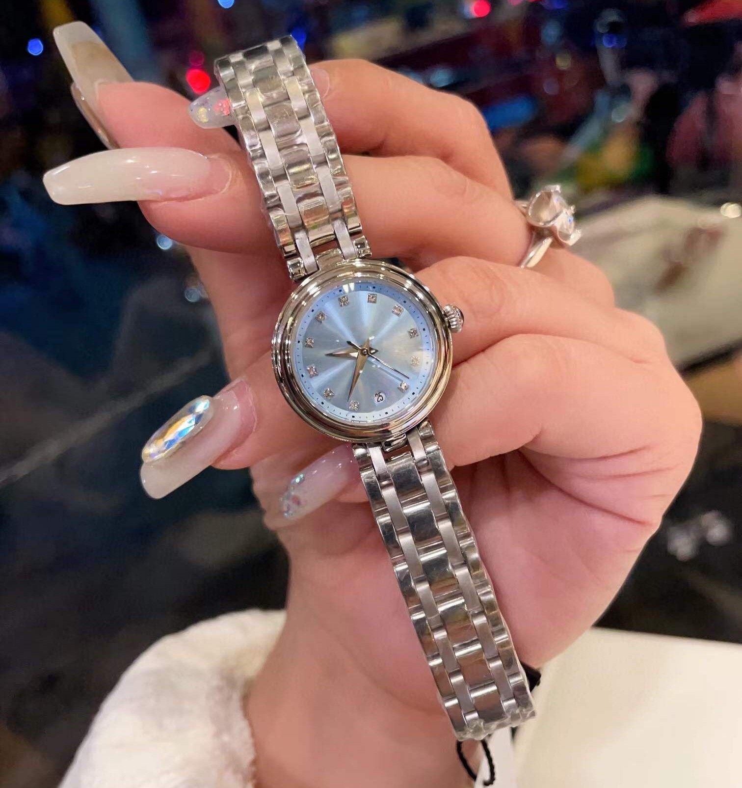 새로운 레이디 쿼츠 손목 시계 방수 실버 블루 CZ 지르콘 시계 여성 번호 캘린더 시계 여성 스테인리스 스틸 시계 26mm