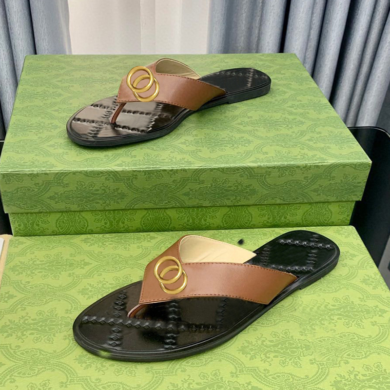 Klassiska herrtofflor Stor sommar Gummibottnad damsko strand Slides bokstav Platt tofflor designerskor Metallknappsandaler Lazy lady Loafers Flip flops storlek 34-45