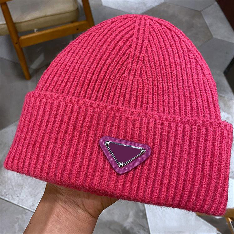 2022 Luksusowy klasyczny projektant Winter Hats w stylu czapki czapki mężczyźni i kobiety moda uniwersalna odwrócona trójkątna dzianinowa czapka out2444809