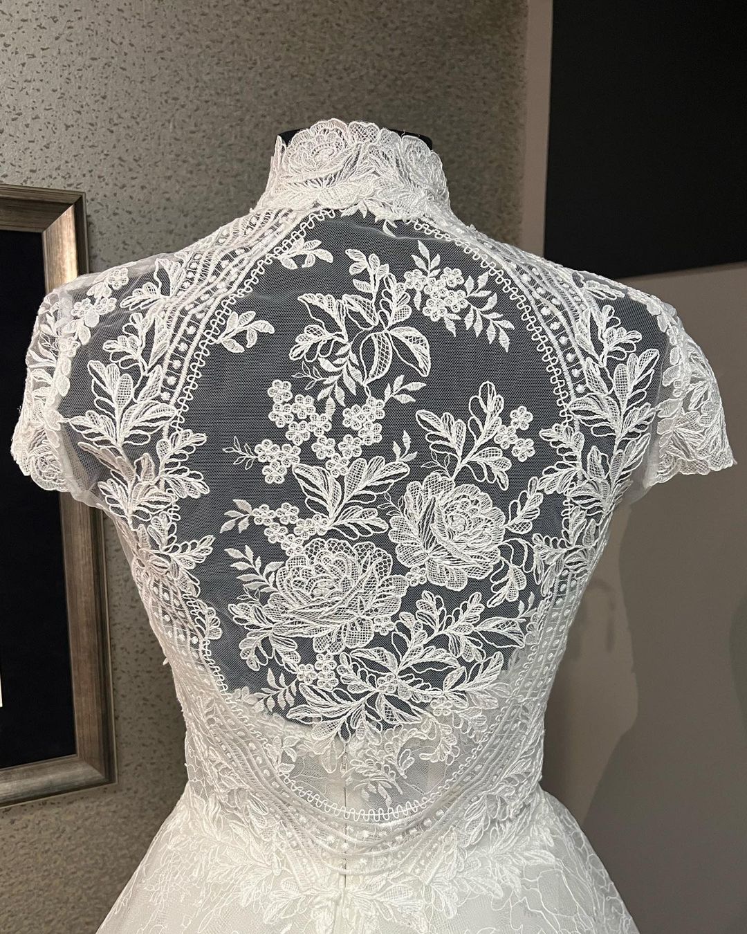 Designer Junoesque Wedding Dress Lace Hollow Applique broderi Empire i full längd klänning Kort ärm plus storlek Brudklänning Custom Made Vestidos de Novia