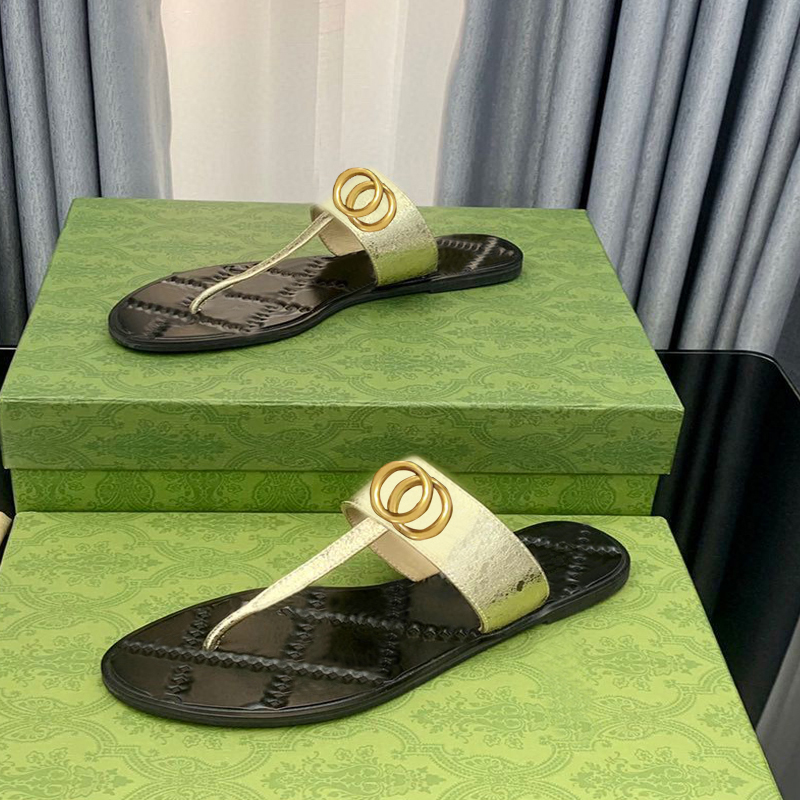 Klassiska herrtofflor Stor sommar Gummibottnad damsko strand Slides bokstav Platt tofflor designerskor Metallknappsandaler Lazy lady Loafers Flip flops storlek 34-45