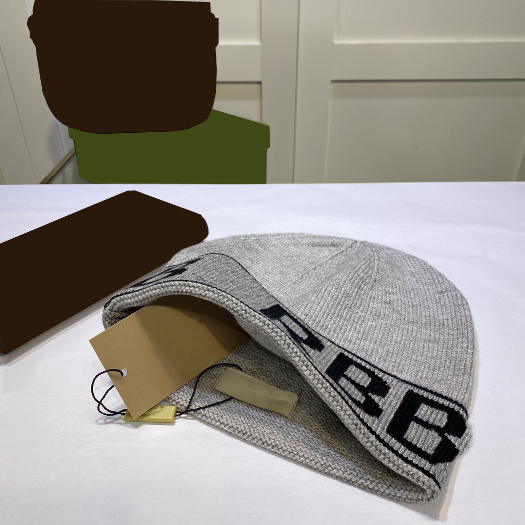 Luxurys Beanie Designers Hats Men and Women同じ色のスプライシングファッショナブルな毎日のレジャー温かい文字を大胆で多様なSU1727861