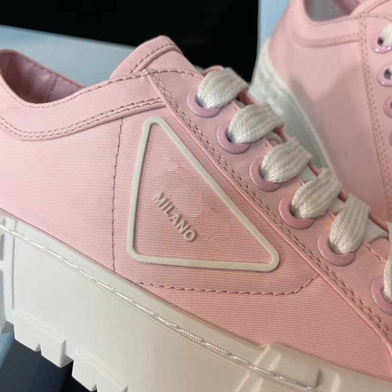 Triangle Logo Designers Sapatos casuais plataforma de roda dupla t￪nis de nylon feminino feminino t￪nis t￪nis triplos de espessura de luxo de luxo baixo gabardine para rosa modelo s1