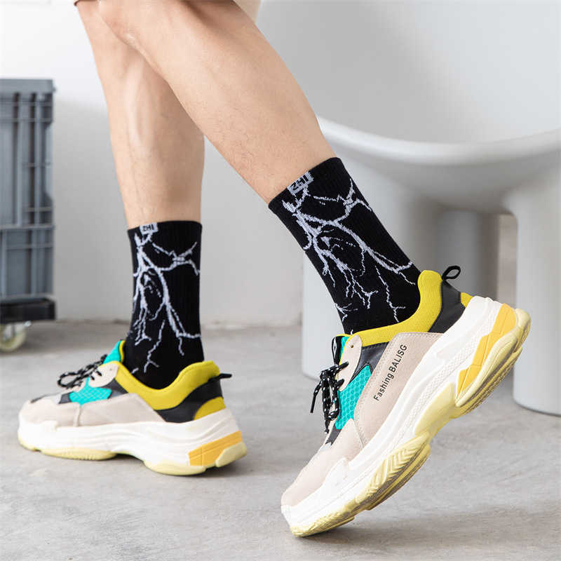 Chaussettes pour hommes Style coréen Harajuku Skateboard longue création amusante foudre Hip Hop unisexe Couple de rue T221011