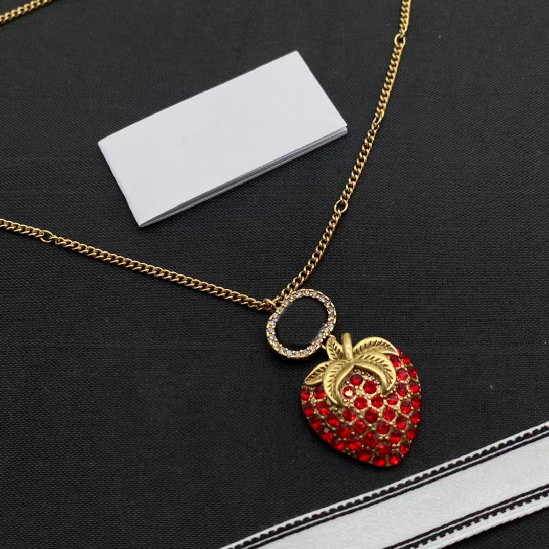 2022 Designer Strawberry Colares Feminino Brass clavicle chain Presente de Casamento Atacado Moda Joias Pingente