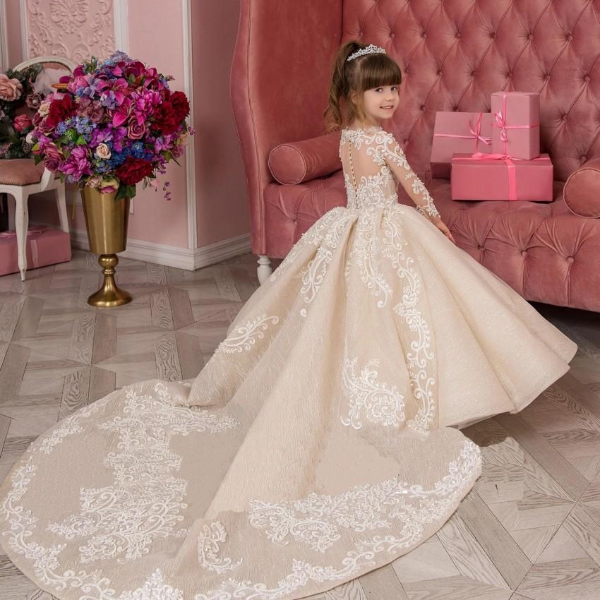 2023 Champagne Flower Girls Dresses For Weddings Jewel Neck Long Sleeves White Lace Appliques Button Back Birthday Children Girl Pageant Gowns Chapel Train
