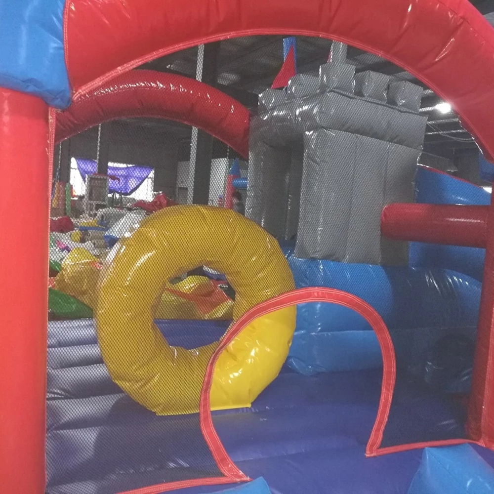 Trampolins comerciais Equipamentos de playground ao ar livre Casas infláveis ​​de rejeição 13x10x8ft Centro de segurança para crianças