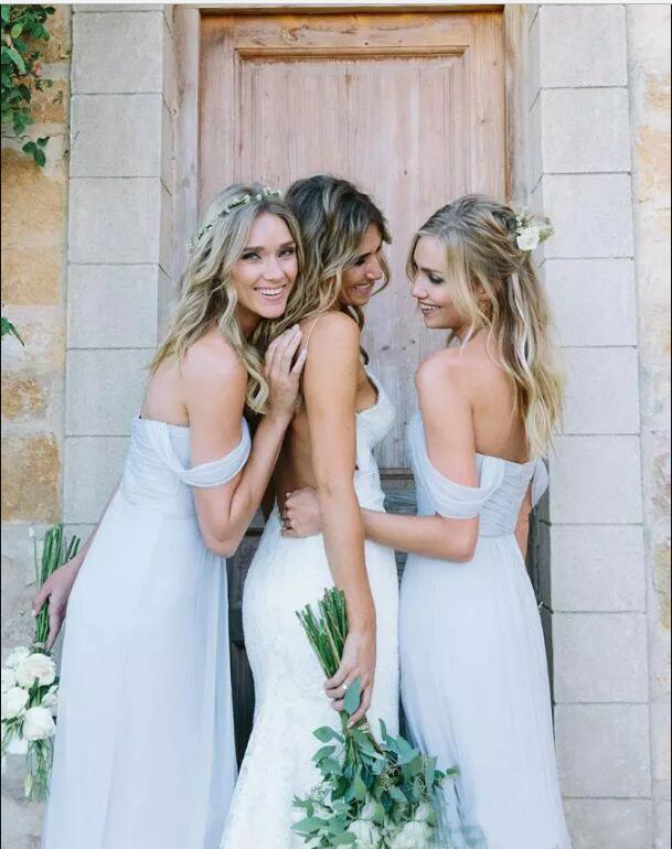 Amsale 2023 Underbara draperade himmelblå off-shoulder Beach Boho Long Bridesmaid Dresses Bohemian Wedding Party Guest Bridesmaids klänning billigt