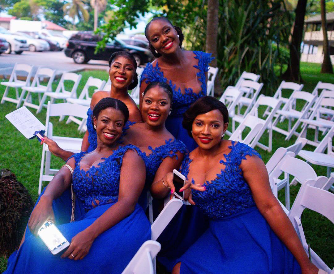 Königsblaues Brautjungfernkleid mit Vorderschlitz, Spitzenapplikationen, afrikanisches Trauzeuginkleid, bodenlanges Hochzeitsgastkleid für schwarze Mädchen