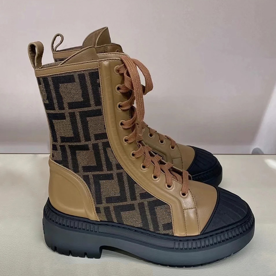 Nieuwste halve laarzen Designer koeienhuid Splice bedrukte stoffen damesschoenen vetersluiting ronde tenen Tweekleurige splitsen Martin bootie 35-41 Fashion Bag decoratie Combat boot