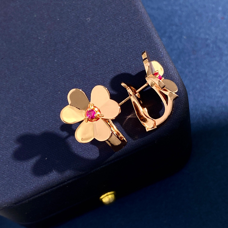 Nuovo orecchino a bottone in oro verde con fiore di trifoglio rosso CZ 3 gioielli da donna, design semplice, personalità, mini