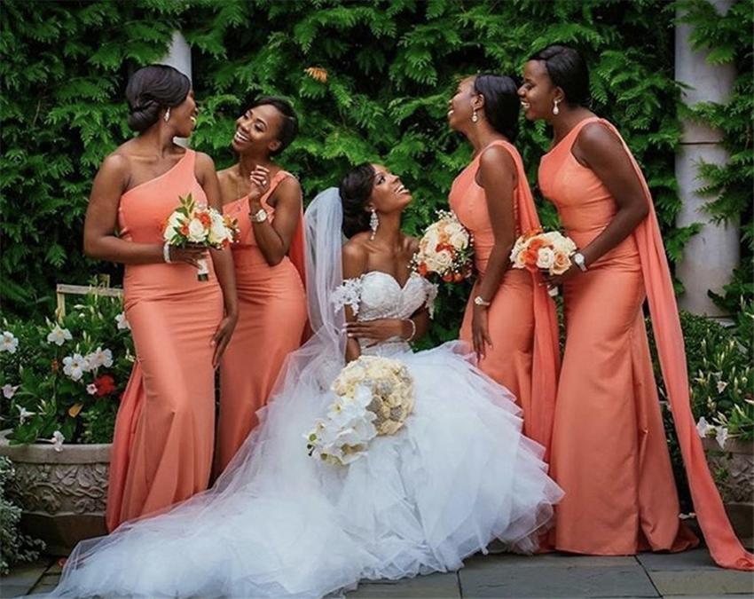 2023 Afrikaanse bruidsmeisje jurken een schouder satijn geplooide plus size mermaid vloer lengte bruidsmeisje jurken bruiloft gasten jurk