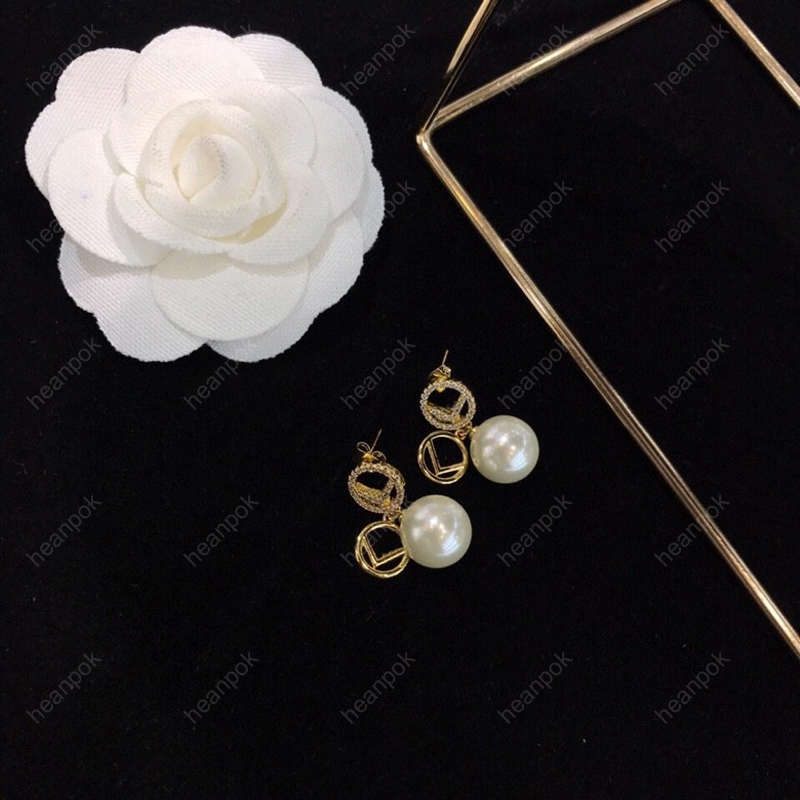 Women Pearl Bear Stud أقراط المصمم 925 Silver Diamond Carmring Fashion Studs Lady Luxury Hoops F Designers المجوهرات مع 307o