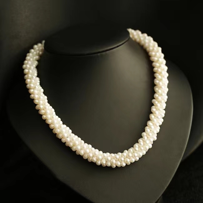 O colar tem 45cm de tamanho 2-3mm. Presente para mulheres joias naturais de ￡gua doce p￩rolas s￣o lindas e generosas