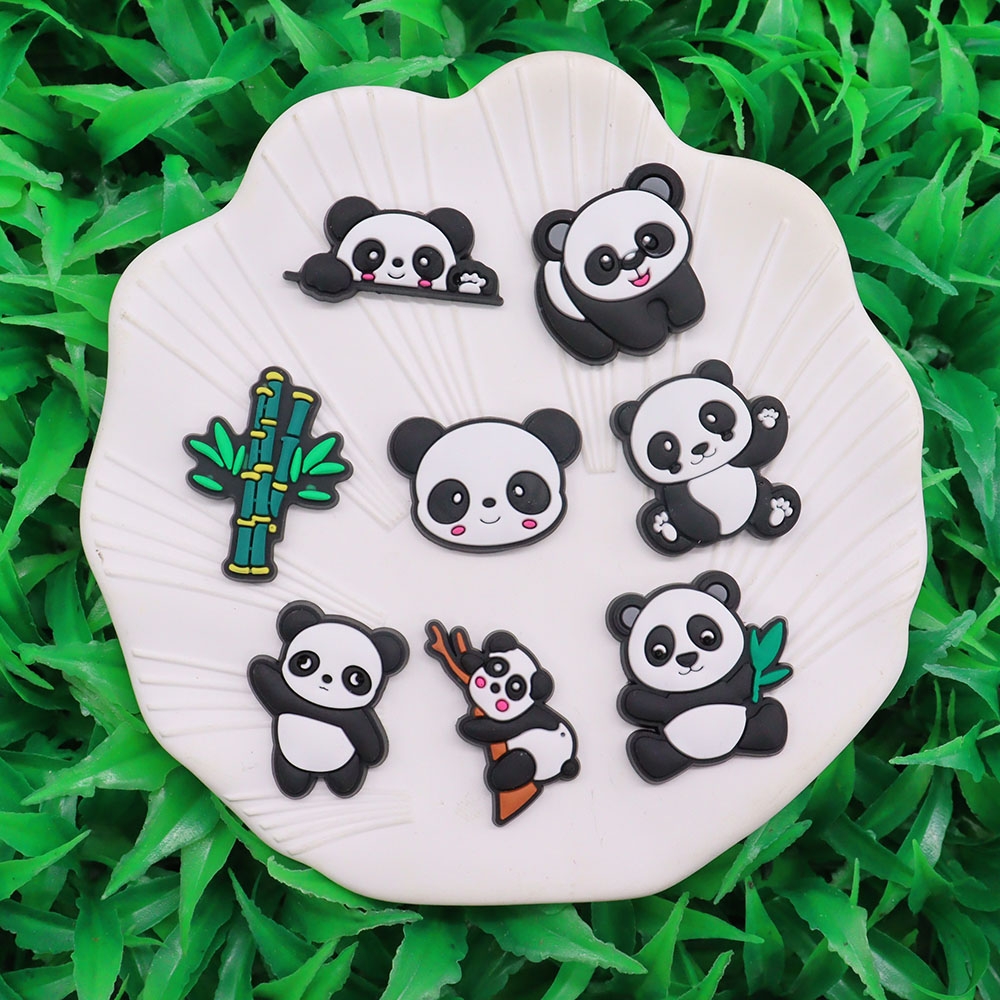 Sandales en bambou Panda de dessin animé PVC, 100 pièces, breloques de chaussures à boucle, décorations pour sac à dos, sabot à boutons, vente en gros