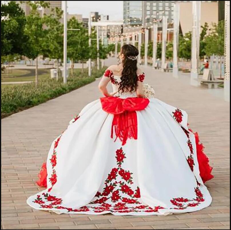 2023 Vestidos de quinceanera mexicanos brancos e vermelhos Charro vestido de baile bolo de apliques bordados floral bordados de p￩rolas de p￩rolas de p￩rolas de saia em camada doce 16