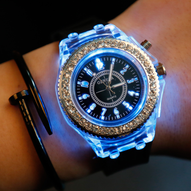 Parti-Glow-in-the-Tark Led Lighted oyuncaklar Yeni Kadın Moda Erkekler Silikon Diamond Watch Öğrenci Bileği Saati D19