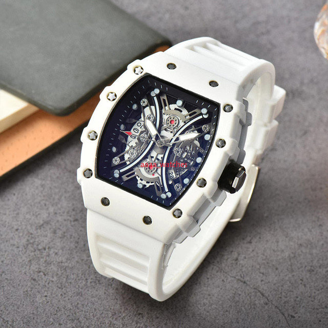 2023 Heren Hoge Kwaliteit Diamant Quartz Horloge Holle Glazen Achterkant Roestvrij Stalen Kast Horloge Zwart Rubber 138325Z