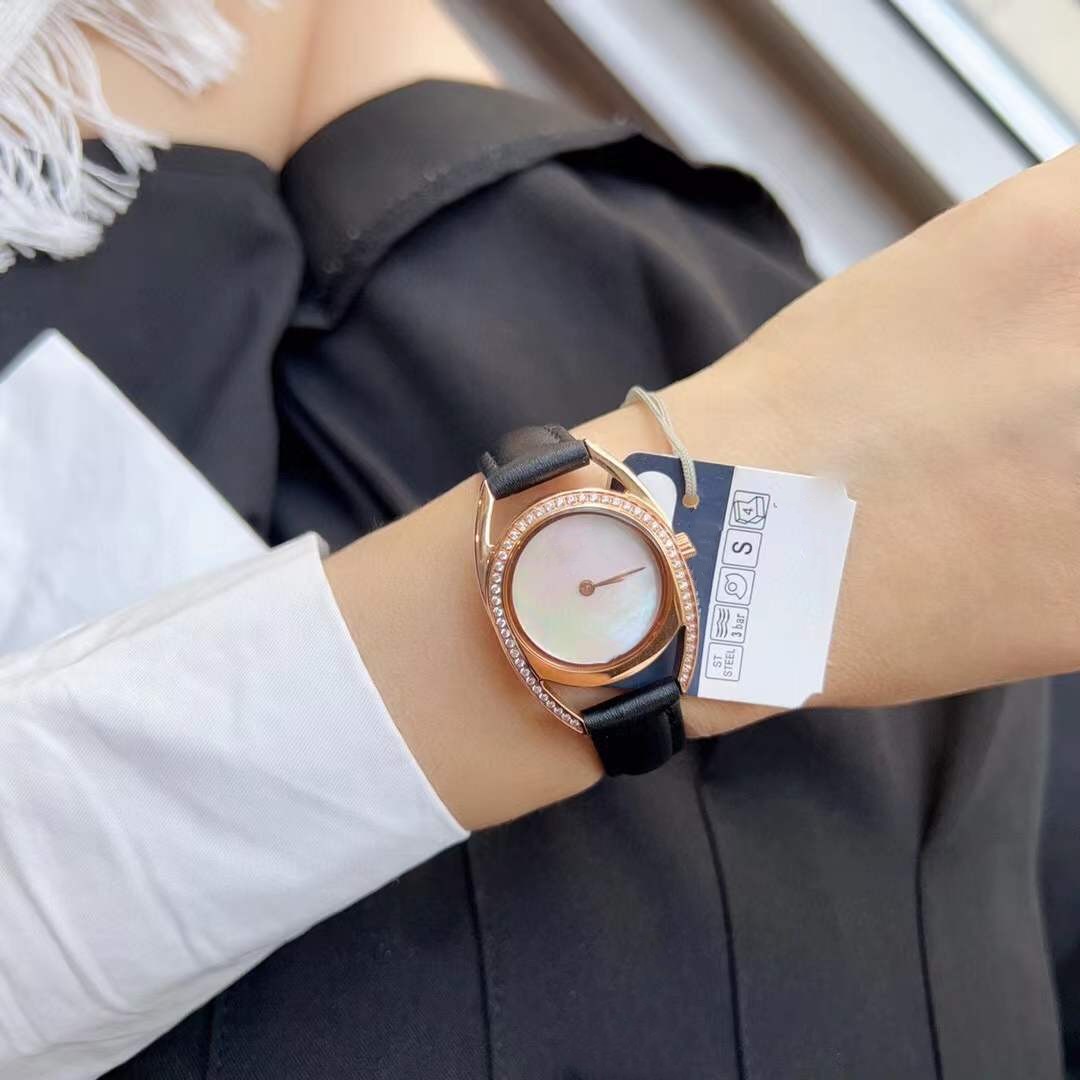 새로운 시니어 승마 시리즈 시계 시계 여성 지르콘 쿼츠 손목 시계 여성 기하학적 서클 시계 진주 쉘 다이얼 브라운 가죽 얇은 스트랩 26mm
