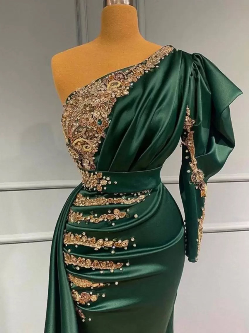 Charmante satijn donkergroene zeemeermin avondjurk met gouden kanten appliques parels kralen een schouderplekken lange formele gelegenheid jurken vestidos de fiesta prom jurken