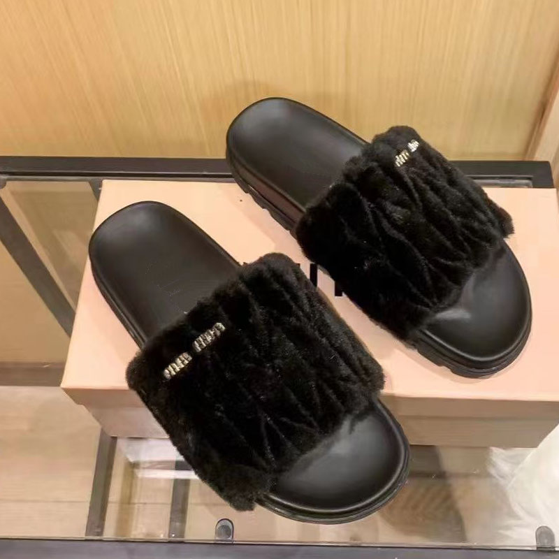 2023 Designer Mulheres Pele de Carneiro Fluffy Slides Chinelos Luxo Inverno Fur Fofo Peludo Letras Quentes Sandálias Semana de Moda Sola Grossa Open Toed Slipper Sapatos com Caixa